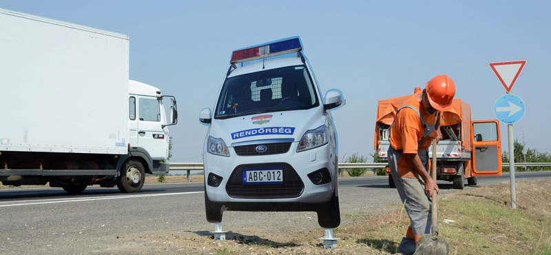 Pléh rendőrautót loptak el a 4-es főút mellől