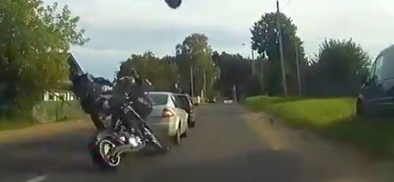 Ilyen az, ha motoros gázol el egy másik motorost – videó