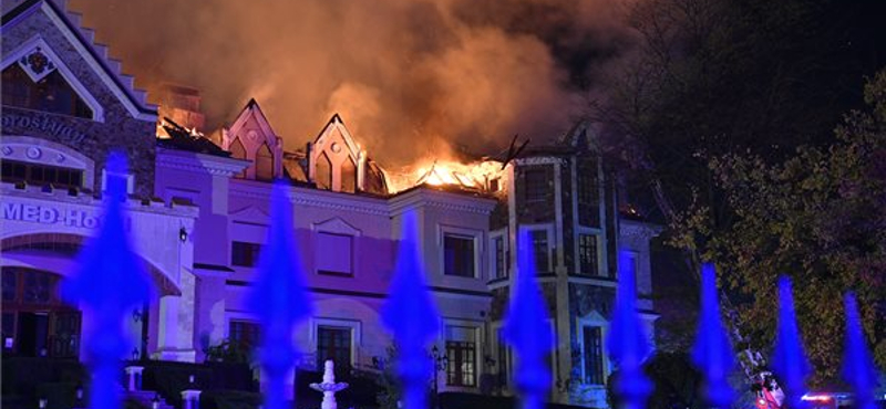 Teljes terjedelmében ég a Borostyán Med Hotel tetőszerkezete