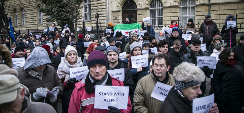 "Élőben nézhetünk végig egy népirtást, és nem teszünk semmit" - Aleppóért tüntettek Budapesten