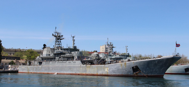 Eltaláltak az ukránok egy orosz partraszálló hajót