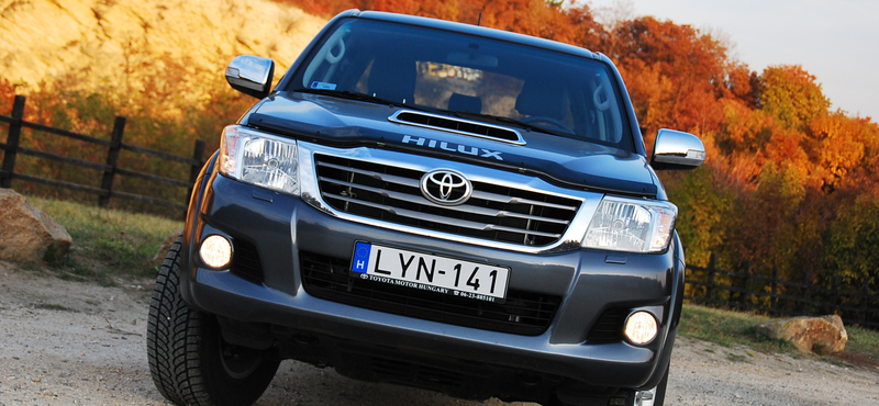 Toyota Hilux teszt: élmunkás fukszban