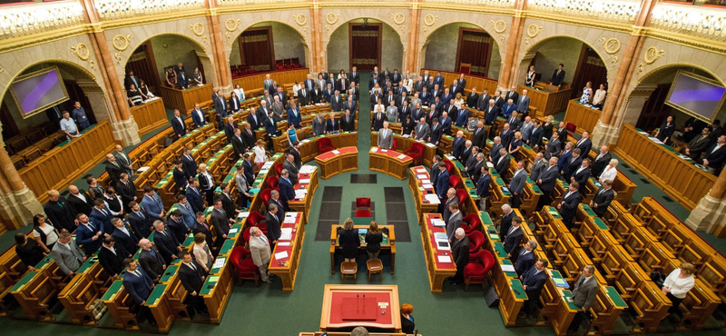 Az újdonsült Jobbik-képviselő első felszólalása: Ennyi bűnöző előtt még életemben nem beszéltem