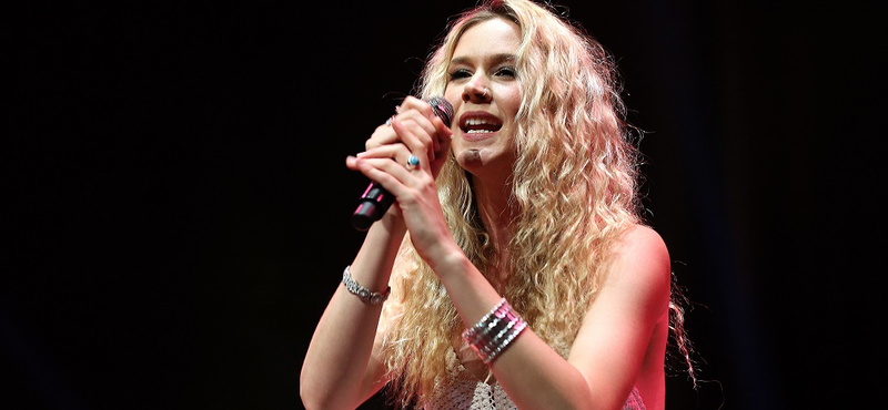 Kitoloncolták Iránból Joss Stone énekesnőt