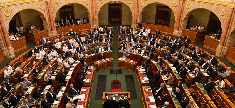 A parlament elé kerül a választási törvény és a „börtönbiznisz” 