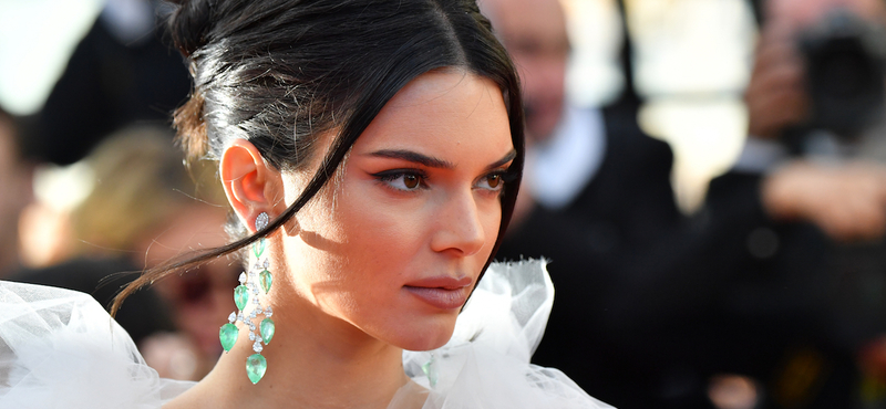 Kendall Jenner megint pucérra öltözött