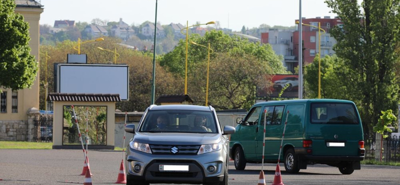 Megerősítette a Honvédelmi Minisztérium, hogy ősztől katonák segítik a középiskolások ingyenes jogosítványszerzését