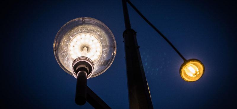 Egy kisváros az áramszolgáltatóra vetne ki póznadíjat, ebből pótolnák ki a közvilágítás számláját