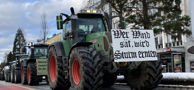 „Nincs sör gazdák nélkül” – német gazdák tüntetnek az adókedvezményeik csökkentése ellen