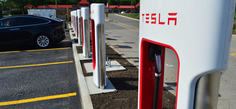 Két új állomással megduplázták a magyar Tesla Superchargereket