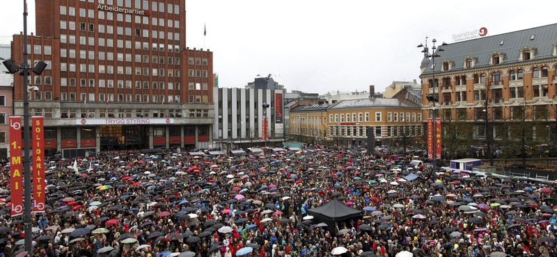 Fotó: tízezrek tiltakoztak énekléssel a norvég mészáros ellen