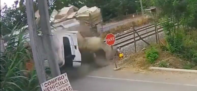 Széttépte a vonat a sínekre hajtó kamiont – videó