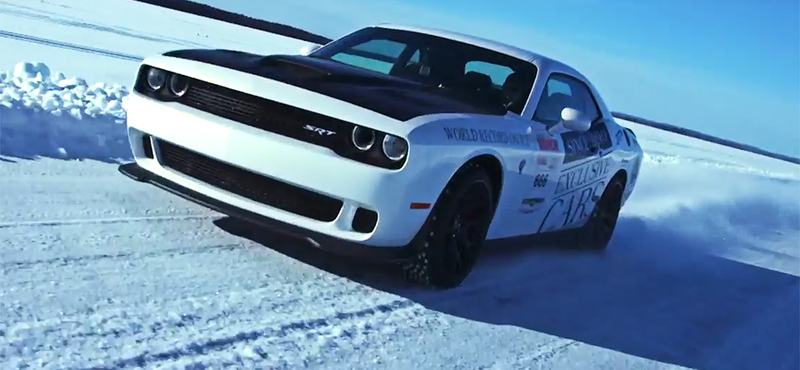 Befagyott tavon is megy 274-gyel egy Dodge Challenger Hellcat - videó