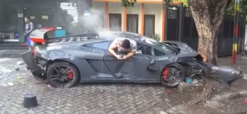 Megrázó videó: 3 embert elütött a Lamborghinijével, majd telefonálgatni kezdett