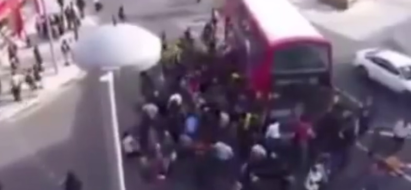 Videó: Emeletes buszt emeltek le az emberek egy elütött biciklisről Londonban