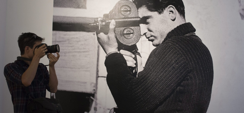 Aki mindig „elég közel volt” – megnyílt a világ első, állandó Robert Capa életmű-kiállítása