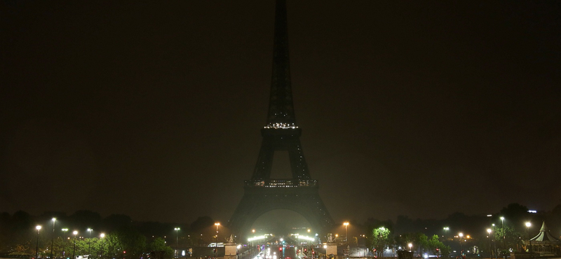 Három méter magas, golyóálló üvegfallal veszik körbe az Eiffel-tornyot