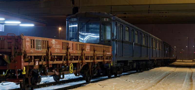 Elküldték felújításra az első metrókocsikat Budapestről – fotók