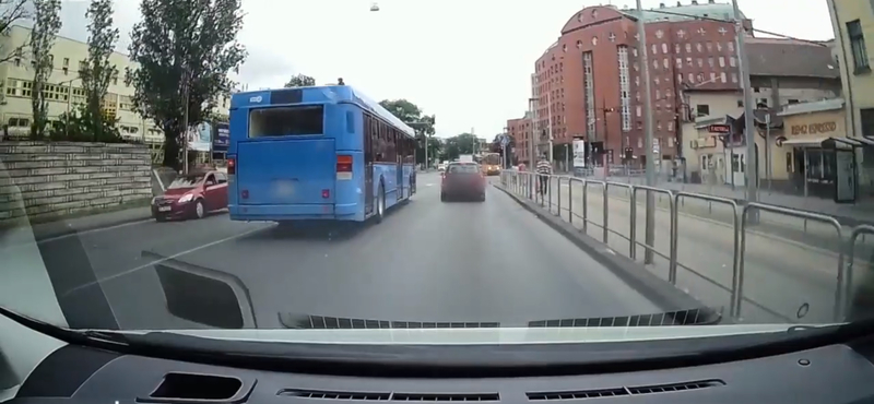 Videóra vették, ahogy egy BKV-busz fékezés nélkül áthajt a piroson a Fiumei úton