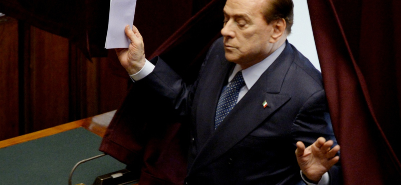 Árulás, pártszakadás, vádaskodás - Berlusconi megint robbantott