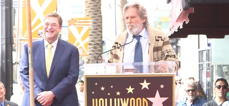 Jeff Bridges újra Lebowski bőrébe bújt barátja kedvéért – videó