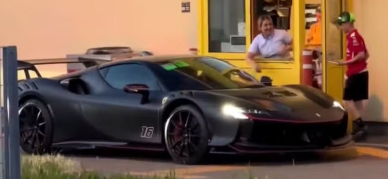 Ilyen Ferrari is ritkán tűnik fel a McDrive-ban, mint Charles Leclerc-é az imolai verseny után