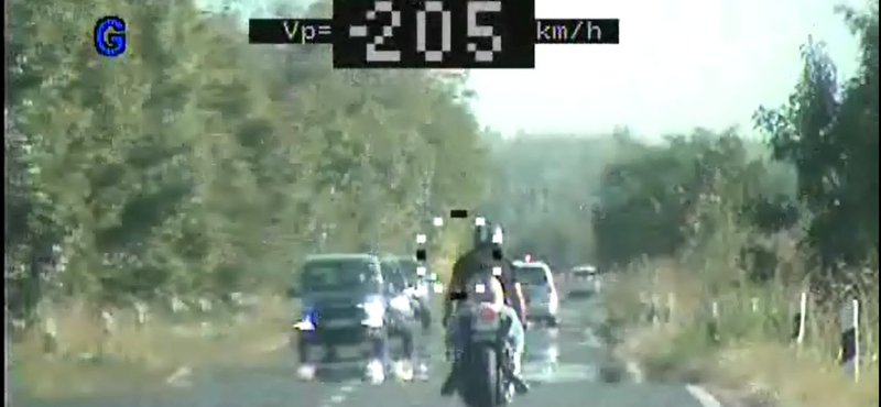 Videó: 205 km/h-nál meszeltek le egy motorost a szolnoki rendőrök