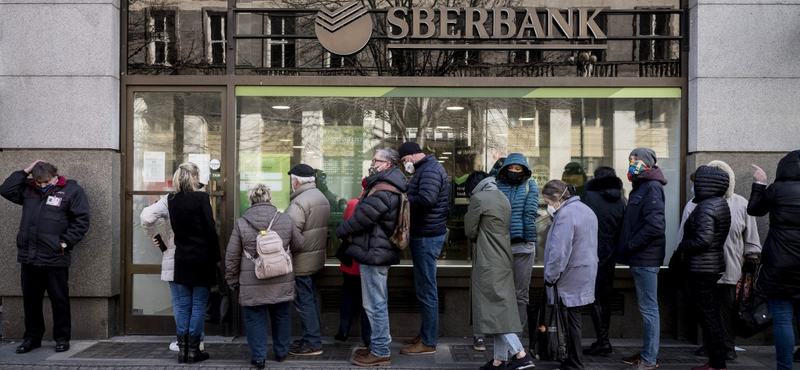 Támogatást ad a kormány a Sberbank önkormányzati ügyfeleinek, hogy tudjanak bért fizetni