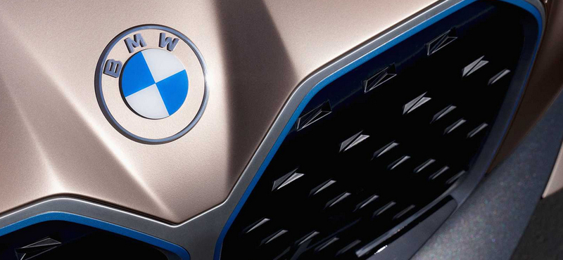 Itt az első BMW, amin már az új embléma látható