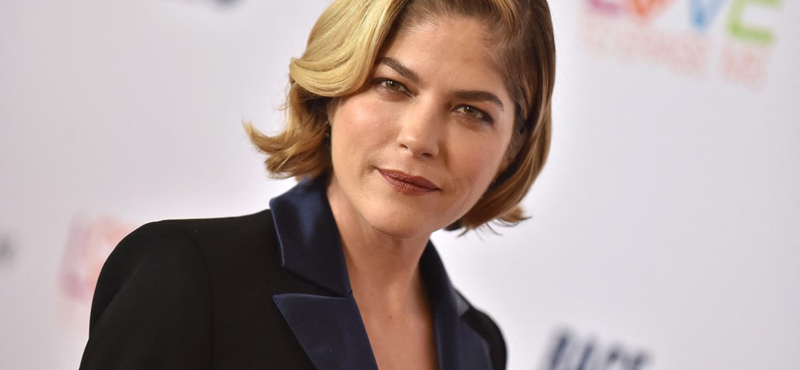 Selma Blair a betegségéről forgatott, már az előzetes is torokszorító