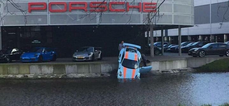 És akkor a Porsche 911 megszomjazott, és lement a tóra inni