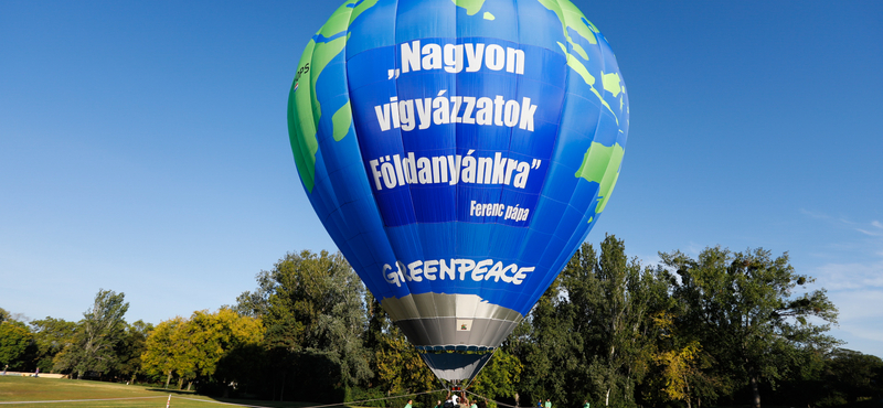 Hőlégballonon üzent Ferenc pápának a Greenpeace