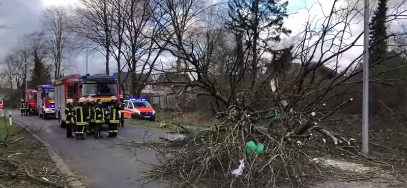 Lecsapott a vihar Nyugat-Európára, megbénult a közlekedés, már halott is van