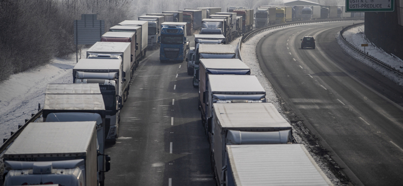 Több ezer embert visszafordítottak a németek a cseh és a tiroli határon