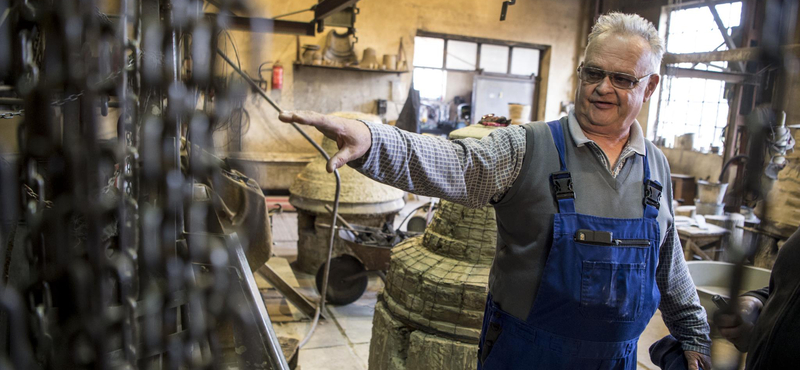 Azt hittük, csak viccel a mester, pedig ma is kell emberi haj és tojás a harangöntéshez