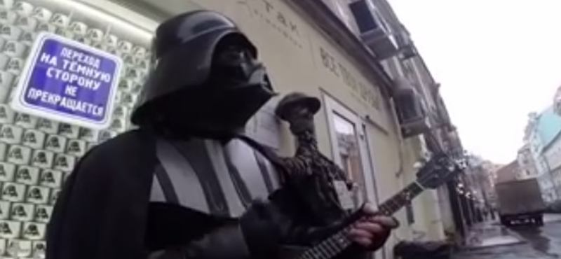 Balalajkán játszik Darth Vader