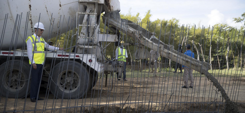 Betonfalat épít a Dominikai Köztársaság a Haitival közös határra