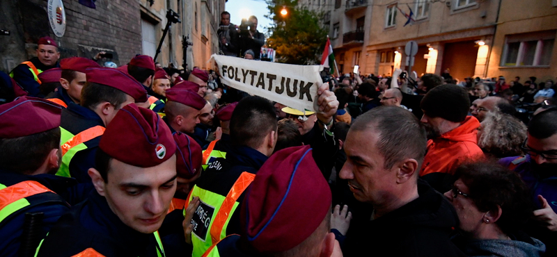 Dulakodtak tüntetők és rendőrök a Gyorskocsi utcánál