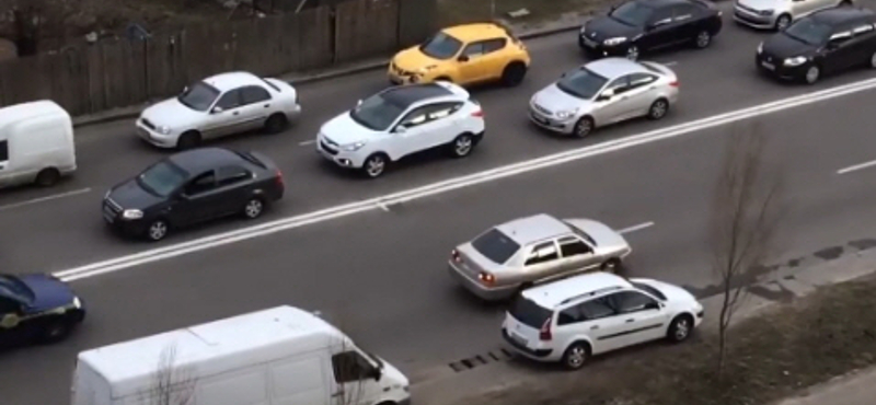 Kinek jut eszébe a forgalommal szemben végigtolatva kikerülni a dugót? – videó