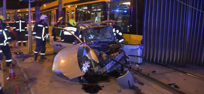 Feszítővágóval szabadították ki a beszorult autóst, aki villamossal ütközött Budapesten – videó