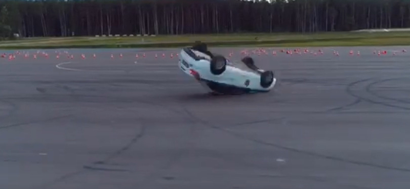 Videó: Hatalmas borulás lett a Lada Vesta rendőrségi bemutatójának vége