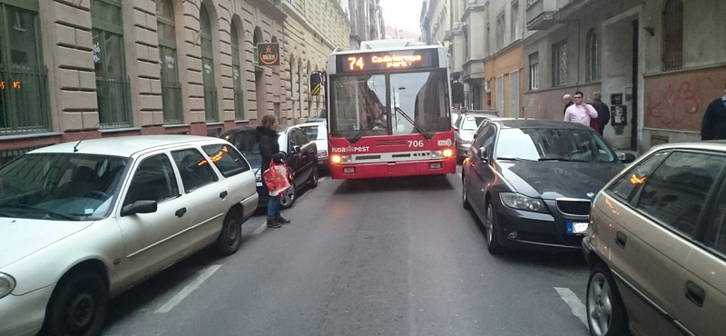 Önfeledt teherautós miatt kellett átszervezni a troliközlekedést