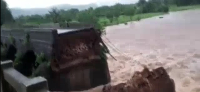 Megáradt folyó mosott el egy hidat Indiában, sokan eltűntek – videó