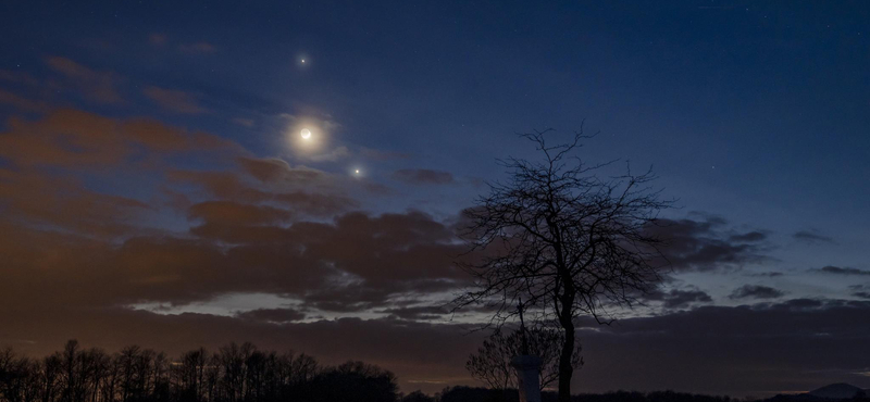 Gyönyörű fotókon és videón, ahogyan a Vénusz és a Jupiter közrefogta a Holdat szerda este