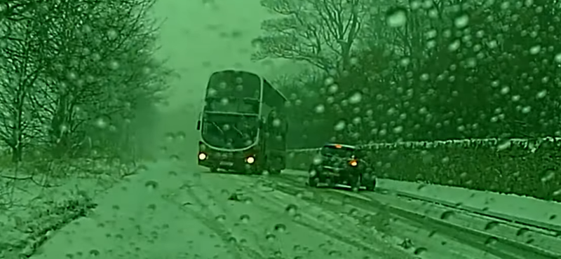 Ha nagy a baj, még egy emeletes busz is elképesztőt driftel a hóban – videó