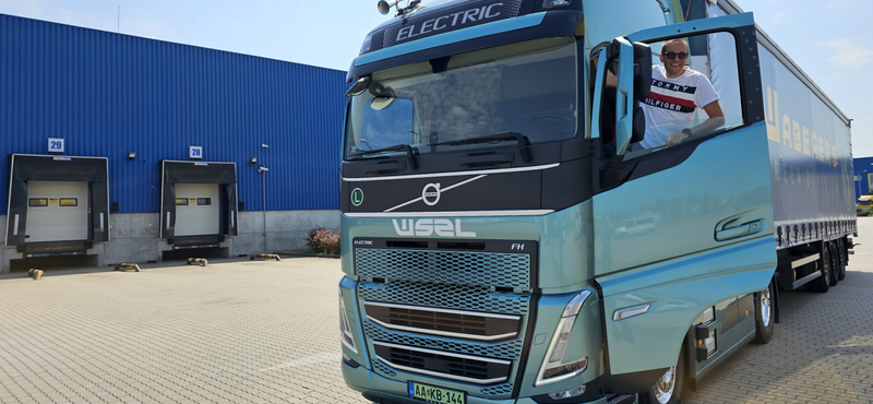 Néma óriás: 42 tonnás Volvo villanykamionnal vágtunk kólaszállításba