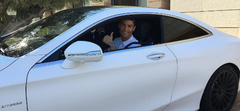 Ez C. Ronaldo 1,5 milliárd forintos autóparkja