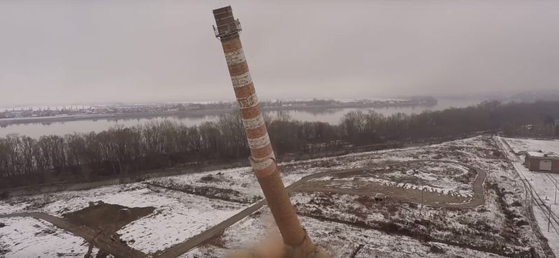 Így repült a levegőbe a lábatlani papírgyár kéménye