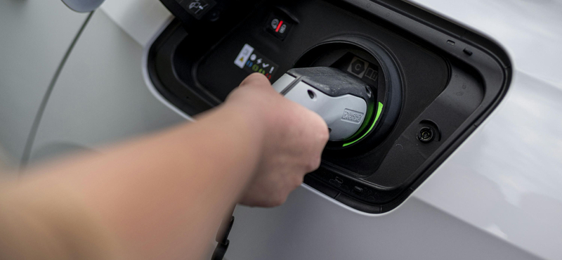 Most azonnal 1000 km lehetne az elektromos autók hatótávja – itt az új akkumulátor