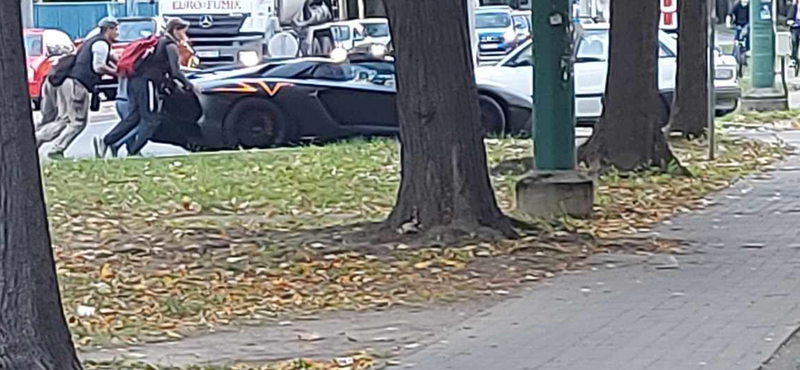 Egy csapat gyerek segített tolni egy Lamborghini Aventadort Szegeden – videó